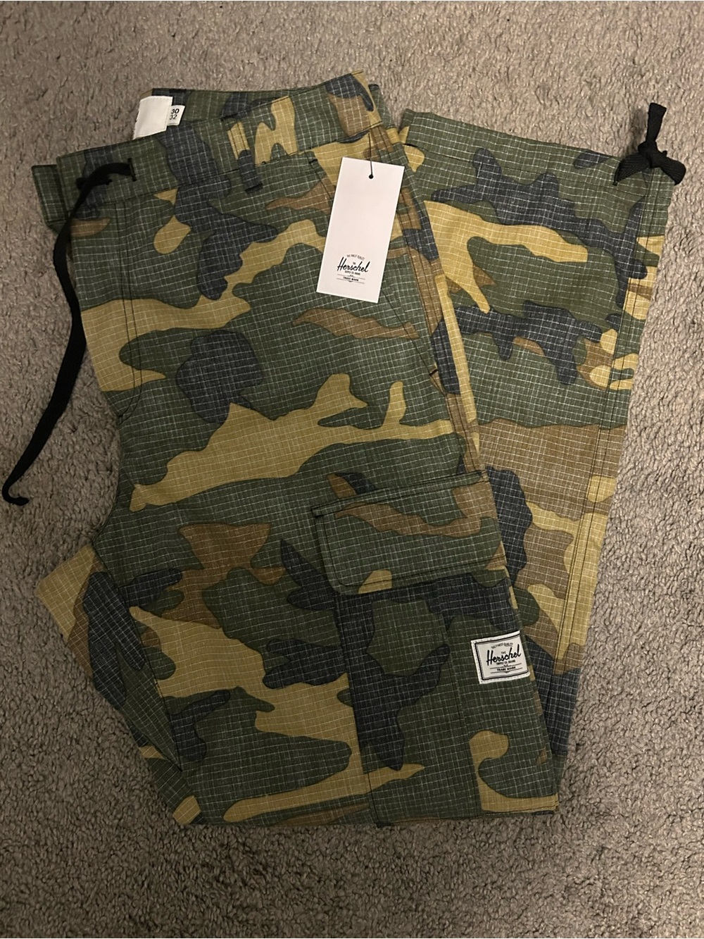 Herschel Supply Men’s Cargo Camo Pants Green 30 Waist 1/4 Inseam New With Tags!!